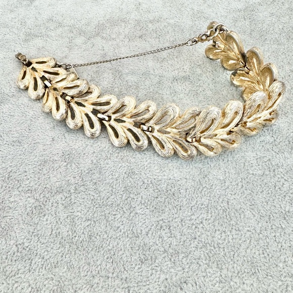 Vintage Signed Monet Chucky Textured Gold Tone Safety Clasp Link Bracelet - Picture 3 of 5